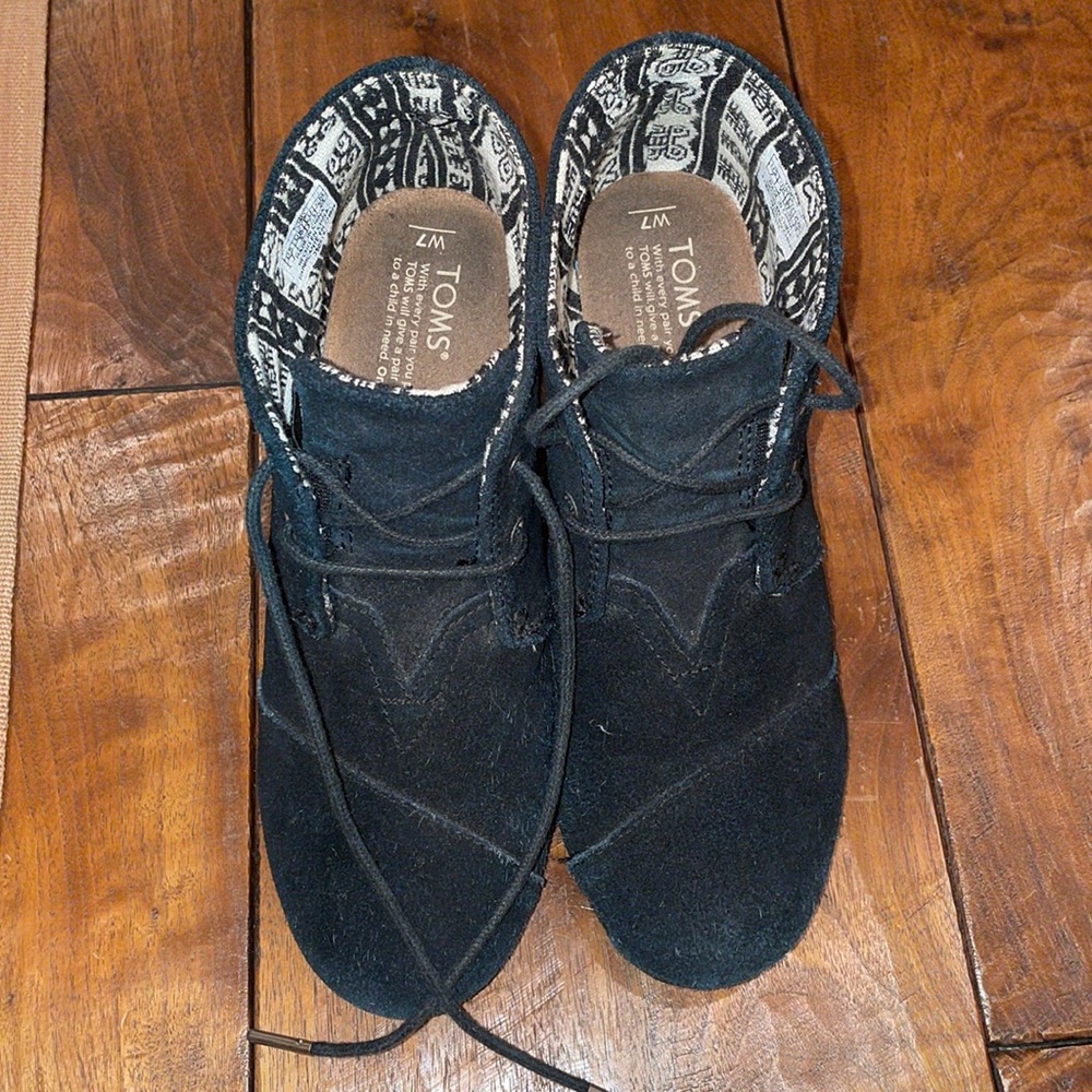 Women’s Black Size 7 Wedge Toms Lightly Used